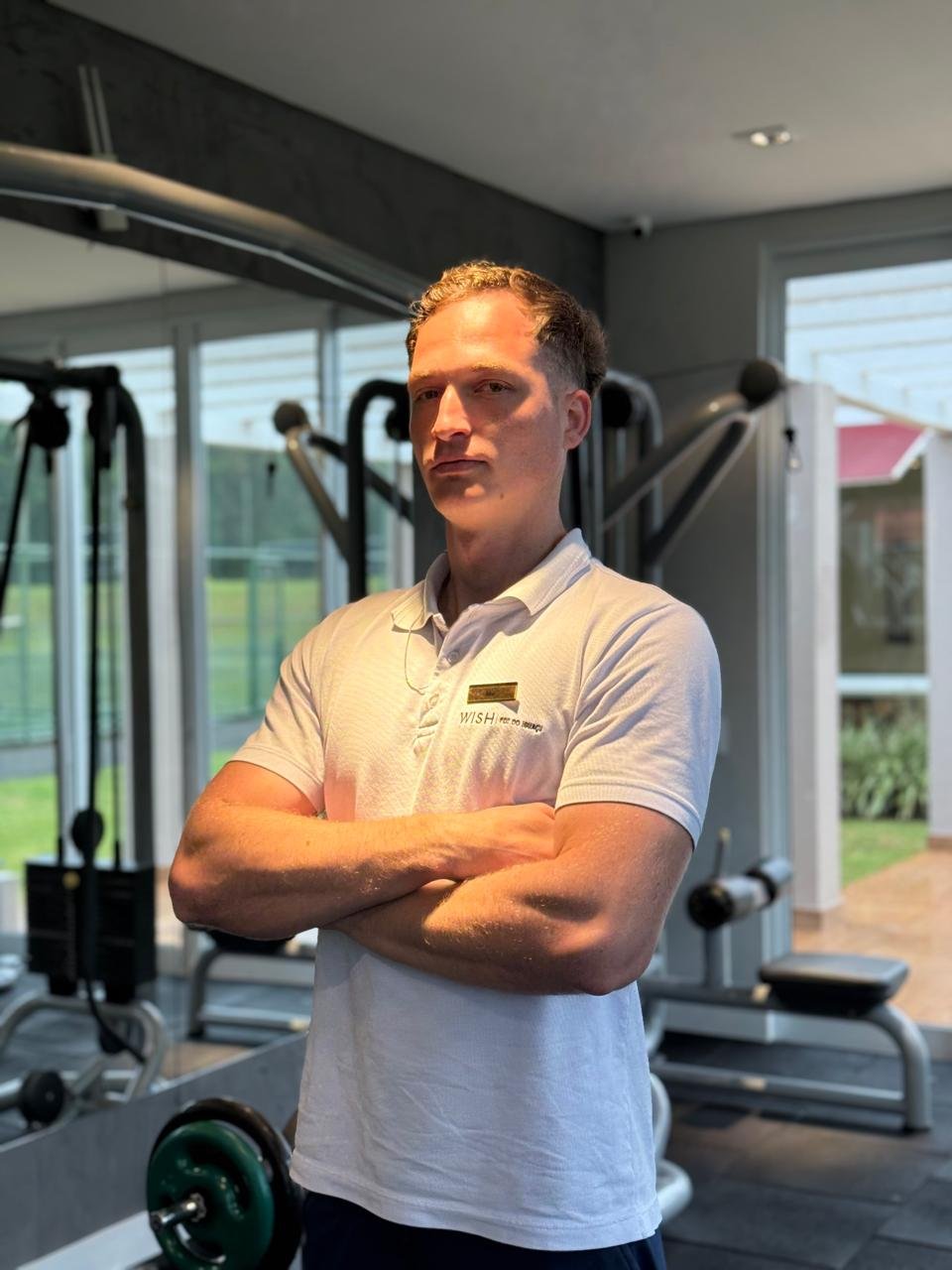 Alex Oliveira, personal trainer, na academia do Wish Foz do Iguaçu